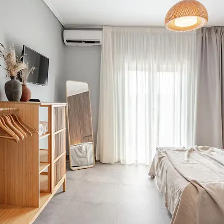 בית הארחה Theros Lux Apts. 2*