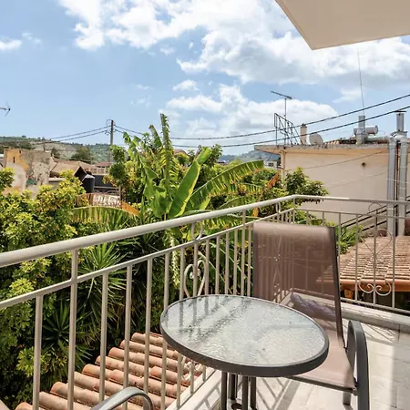 Theros Lux Apts. Πανσιόν 2*